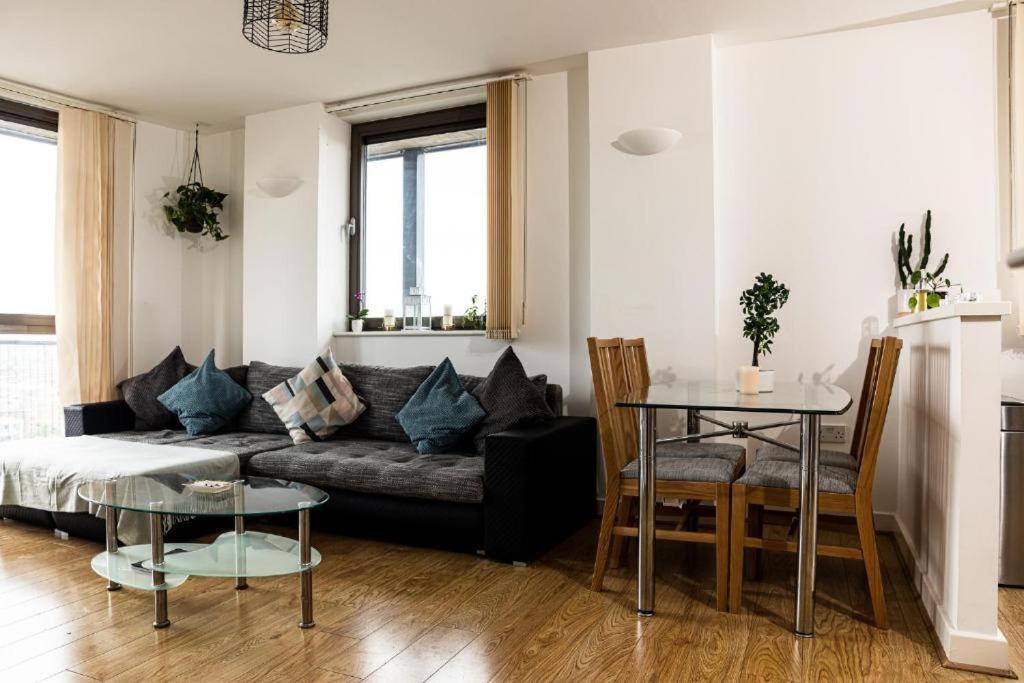 Whitechapel Two Bedroom Luxury Apartment - Free Private Parking - City Views Лондон Номер фото