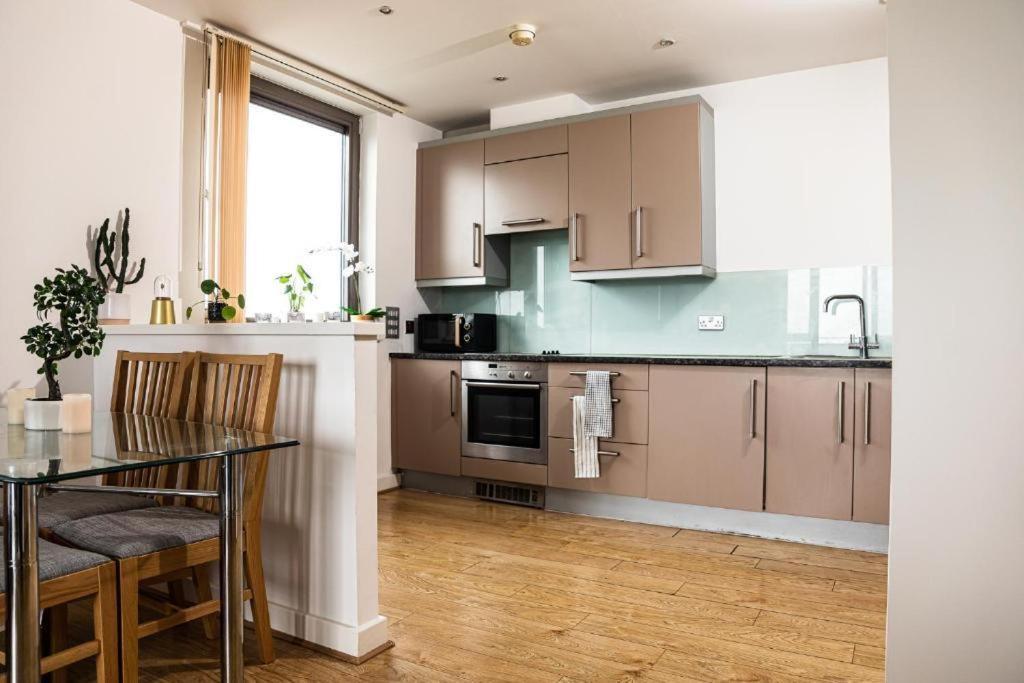 Whitechapel Two Bedroom Luxury Apartment - Free Private Parking - City Views Лондон Экстерьер фото