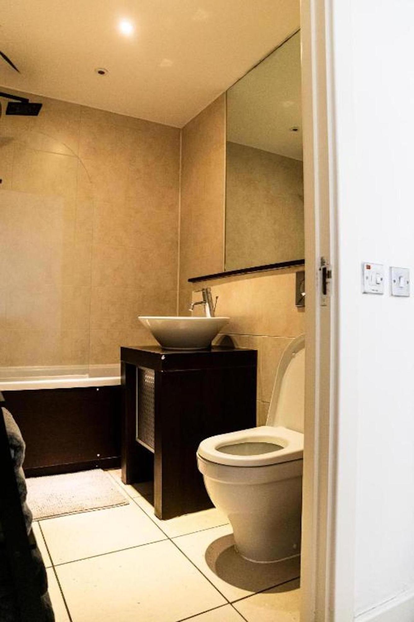 Whitechapel Two Bedroom Luxury Apartment - Free Private Parking - City Views Лондон Экстерьер фото